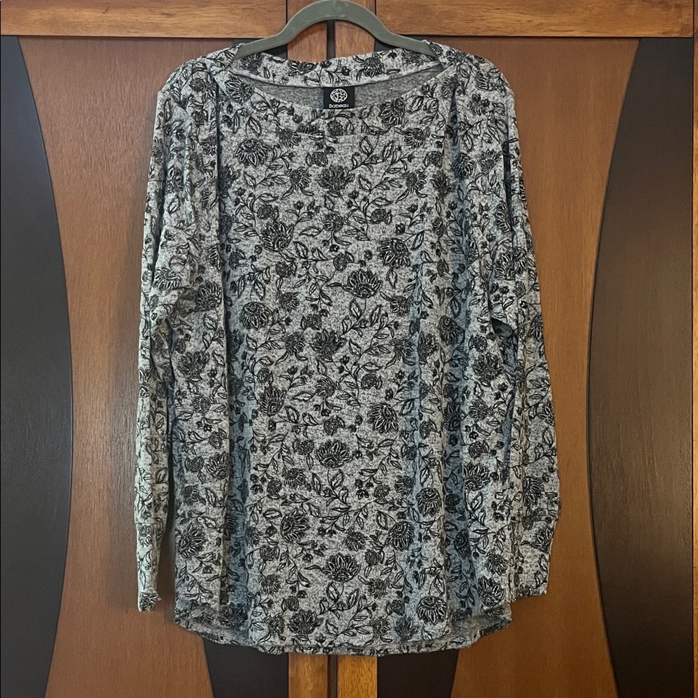 🦀Bobeau Textured Black and Gray Floral Long Sleeve Top w/Shirttail Hem